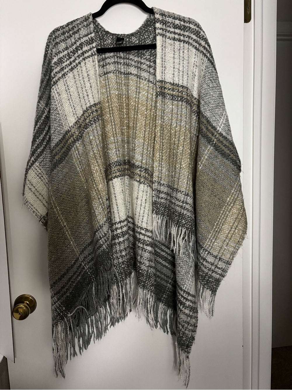 Saks Fifth Avenue Plaid Fringe Throw in Gray, White & Tan